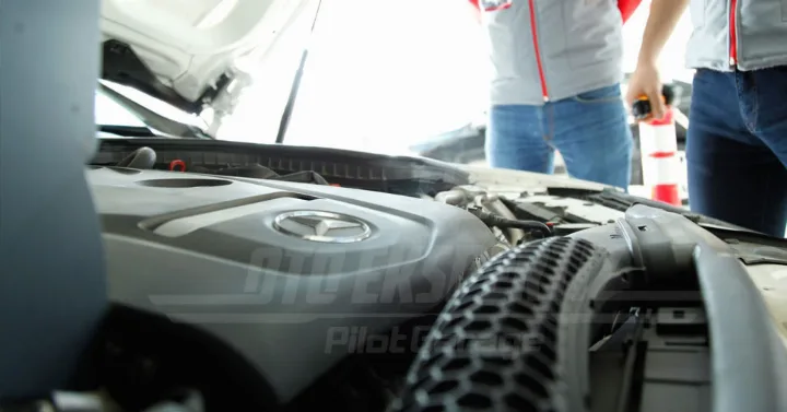 Kaputu açık aracın motor bölmesinde ekspertiz kontrolü